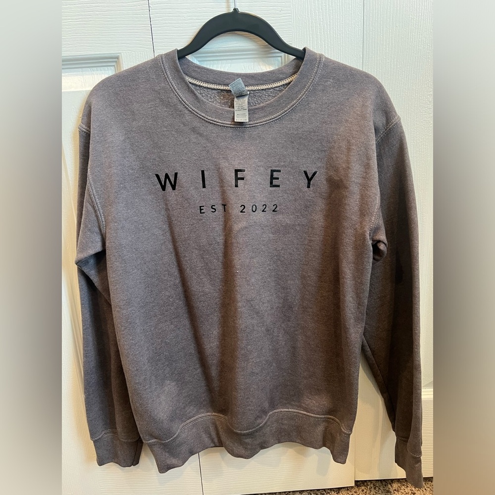 Wifey est 2022 sweatshirt